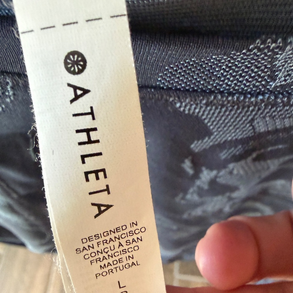 Athleta Long Sleeve Workout Top Size Large - Picture 2 of 8